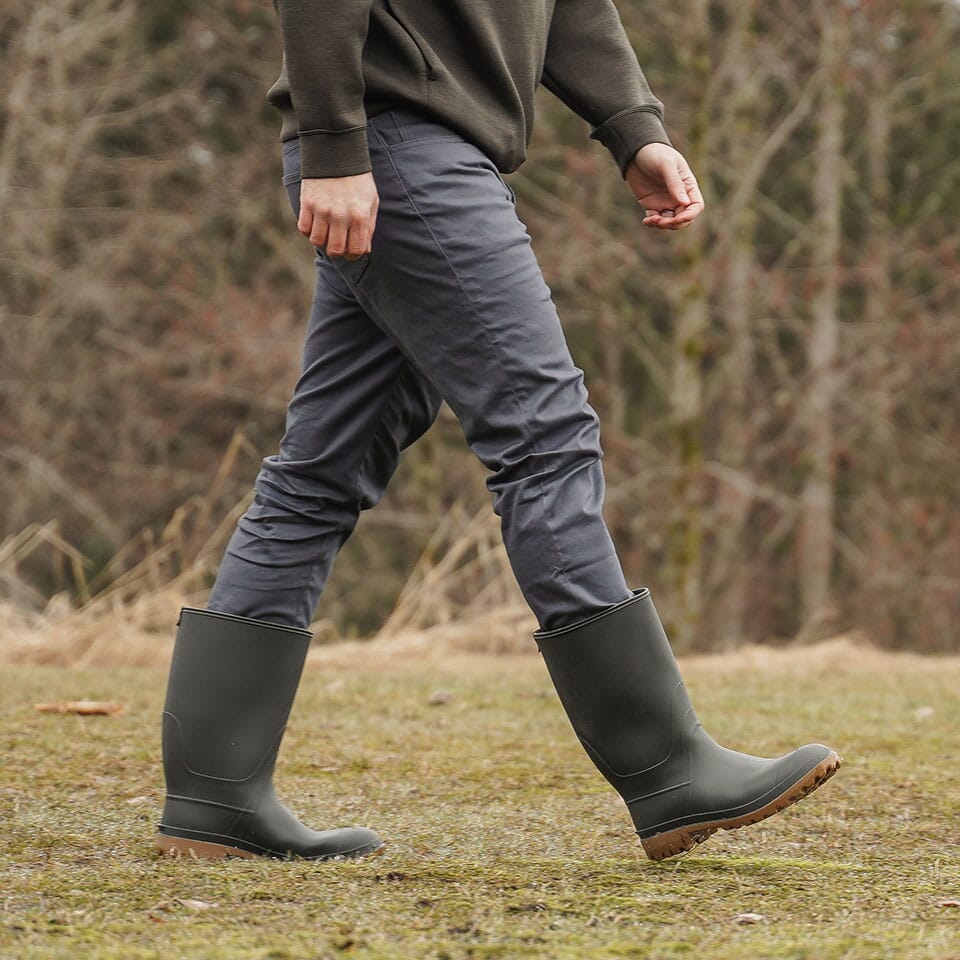 Knee high best sale rubber boots mens